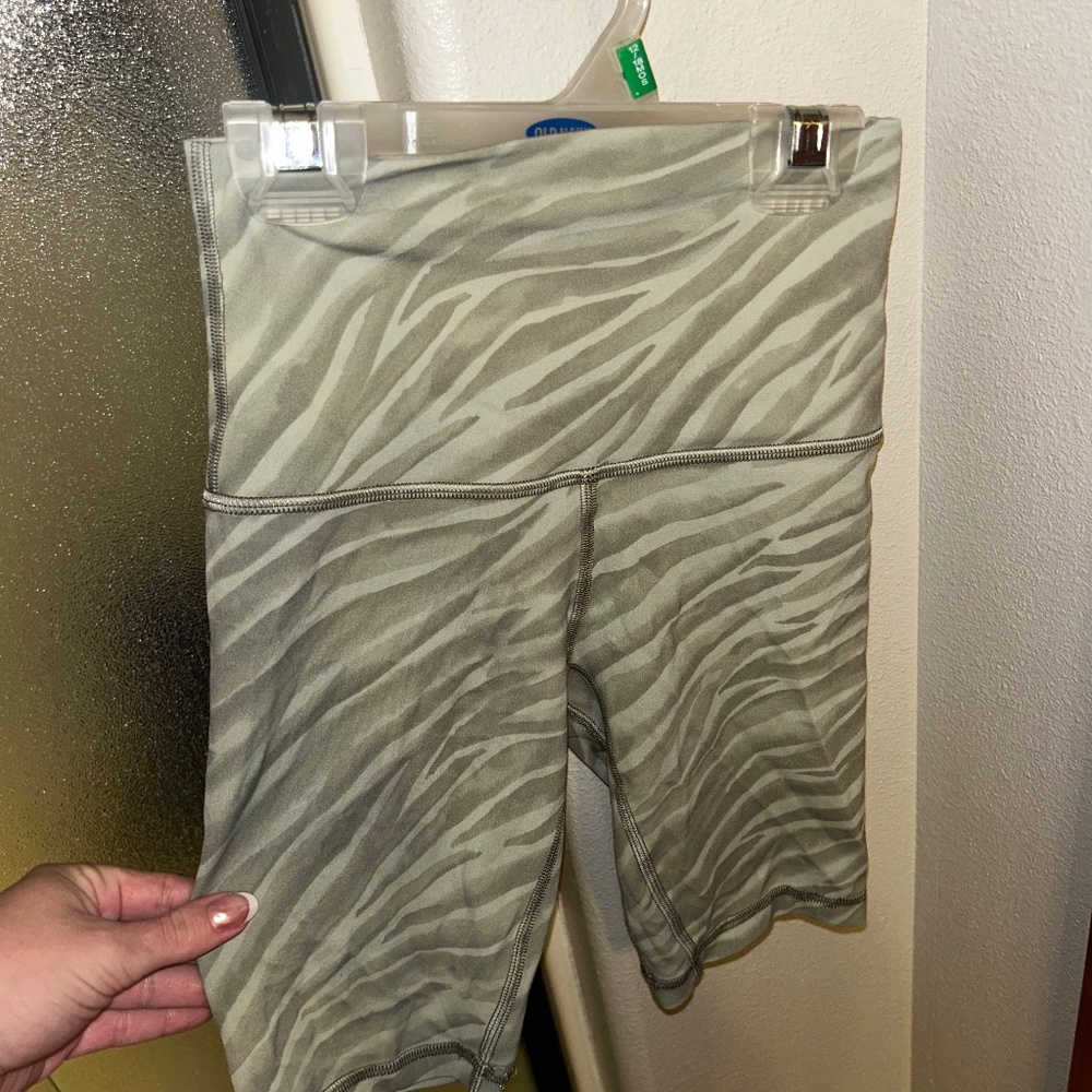 RARE LULU LEMON ALIGN 6” SHORTS